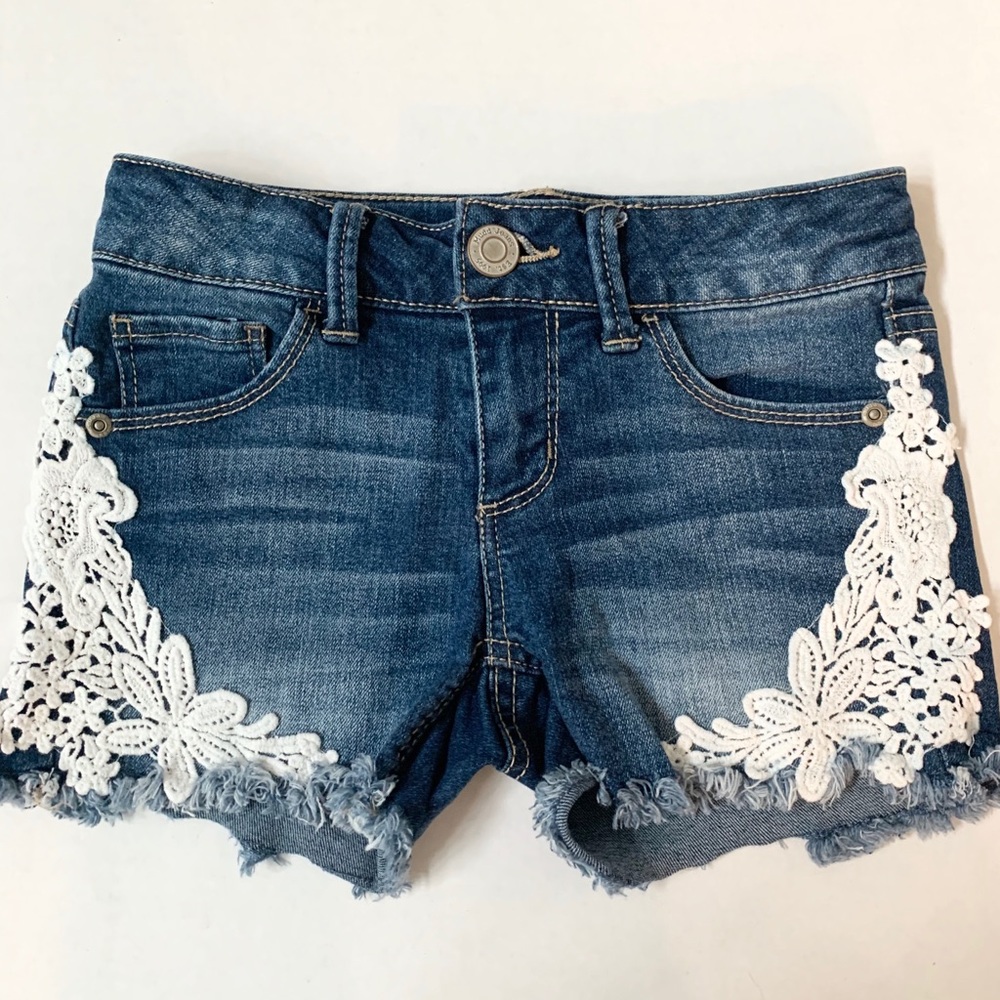 Mudd girls mid wash embroidered denim shorts